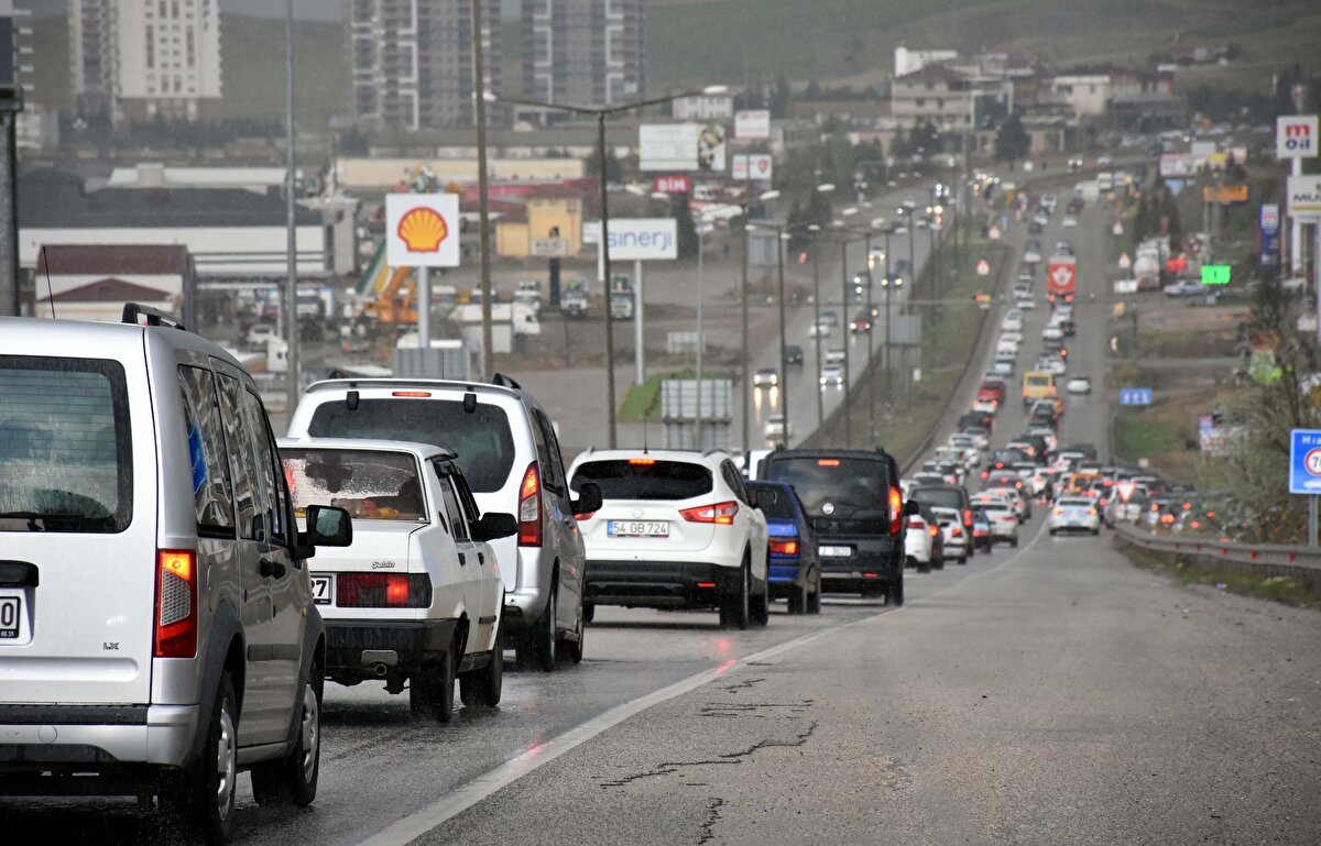 Trafik yoğunluğunun gece saatlerine kadar devam etmesi bekleniyor.<br>