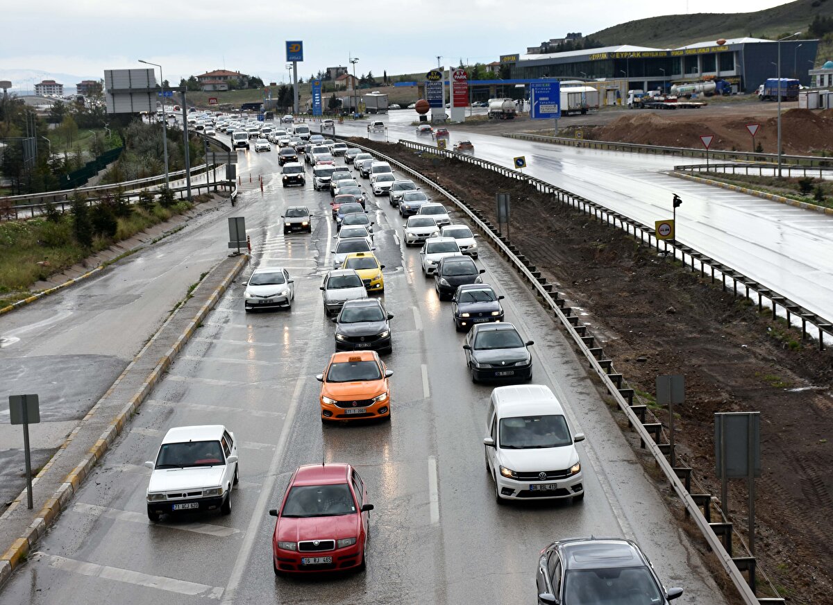 Özellikle Kırıkkale-Ankara ve Kırıkkale-Samsun kara yollarında yaşanan yoğunluk nedeniyle kilometrelerce araç kuyruğu oluştu.