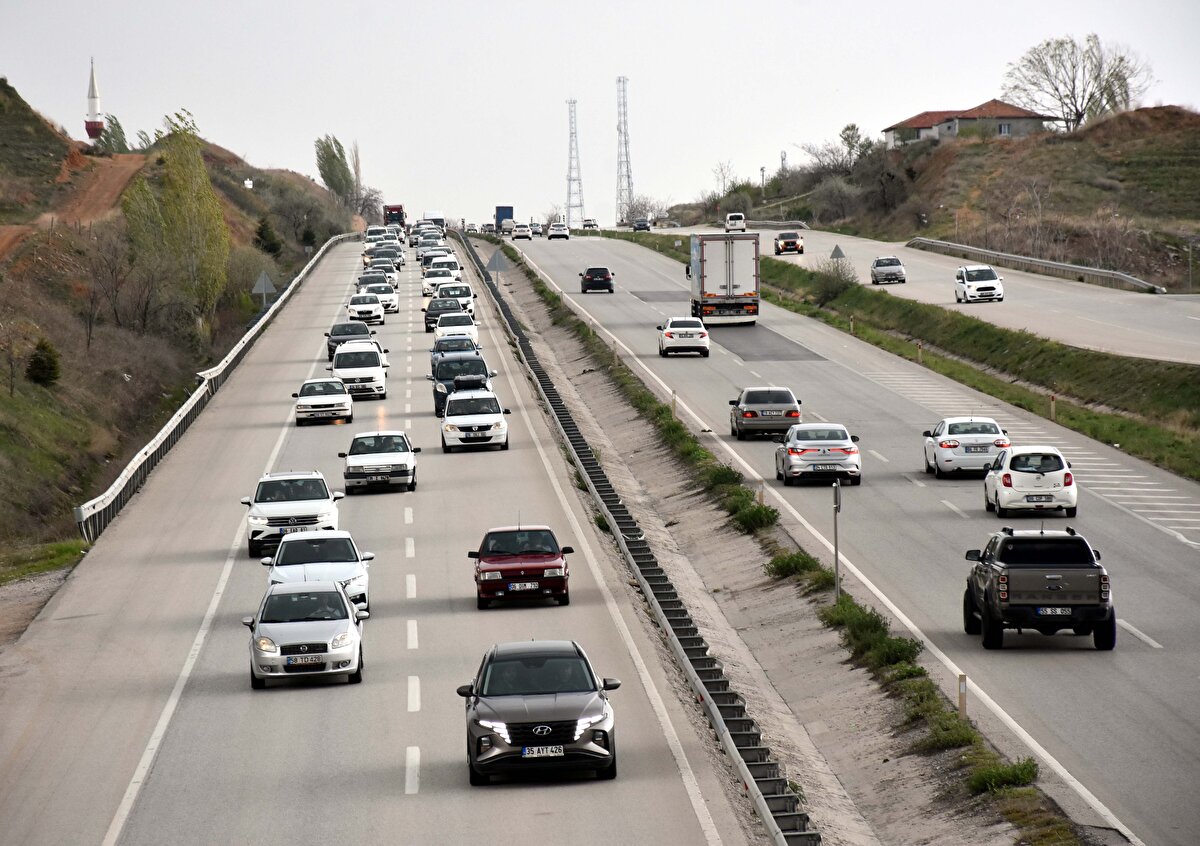 Ulaşımda 43 ilin bağlantı noktasında yer alan Kırıkkale'de trafik ekipleri, ulaşımın aksamaması için çaba gösteriyor.<br>