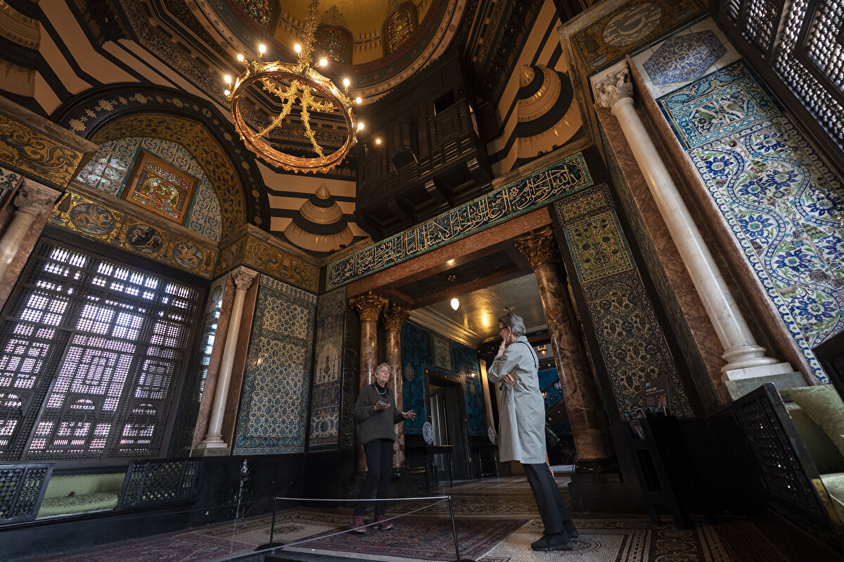 Londra'daki Leighton House, ülkenin en önemli sanatçı evlerinden biri olarak kabul edilir, ancak onu diğerlerinden ayıran en temel nokta ise Doğu ve Batı sanatını tek bir çatı altında bütünleştirmesidir. İlk bakışta sıradan bir Viktorya  dönemi malikanesi gibi görünse de, ziyaretçiler içeri adım attıkları anda kendilerini dünyalar kadar uzağa taşınmış bulurlar.