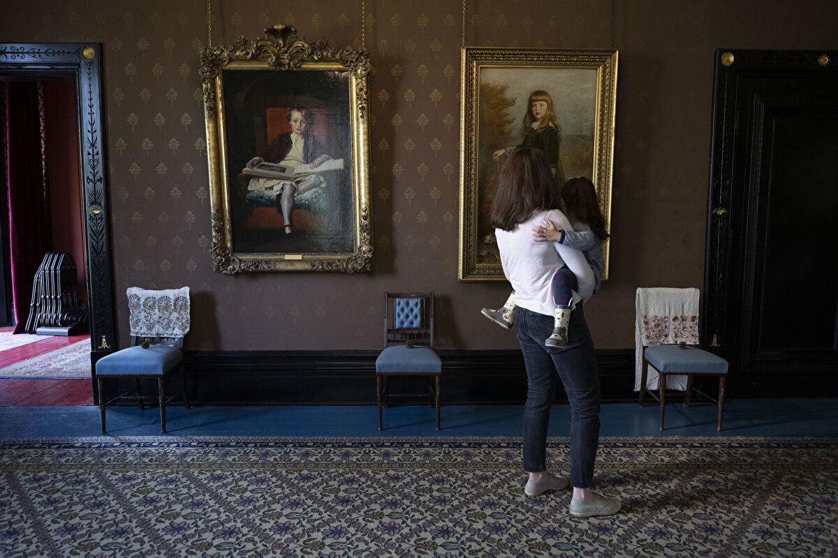 Karmaşık mozaikleri, canlı çinileri ve eski camilerin görkemini çağrıştıran yüksek bir kubbeyle tamamlanan "Arap Salonu", hâlâ İngiltere'deki İslâm mimarîsinin çarpıcı bir örneğidir.