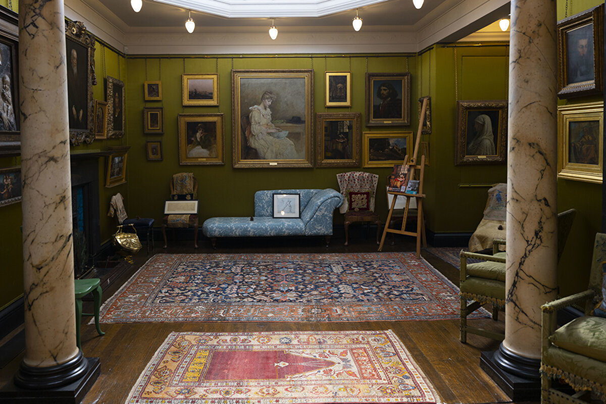 1867 yılında  Osmanlı İmparatorluğu'na da seyahat eden sanatçı, Karadeniz bölgesi ile birlikte İstanbul ve kabaca 90 kilometre güneydeki (yaklaşık 56 mil) Bursa şehrini ziyaret etti. Frederic Leighton, mimarî ve tarihî açıdan ilgi çekici yerleri ziyaret edip buralardan da malzeme topladı.