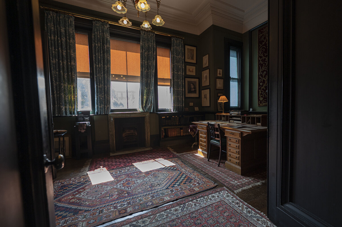 Böylece Leighton,​ Arap Salonu'nu tasarlarken, İspanya'nın Granada kentindeki Elhamra Sarayı, Kuzey Afrika'nın Mağrip mimarisi ve Bursa'nın kuzeydoğusundaki bir göl kasabası olan İznik'in ünlü seramikleri gibi çeşitli kaynaklardan ilham aldı.