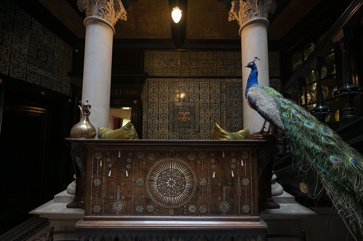 1800'lerde, yıllarını Orta Doğu ve Kuzey Afrika'yı dolaşarak geçiren Leighton, bölgenin mimarisini, sanatını ve kültürünü incelemiştir. Böylece İslâm dünyasının güzelliği ve gizeminden büyülenen sanatçı Londra'ya döndüğünde, gördüklerinin özünü yakalayacak bir şaheser yaratmaya koyuldu. O zamanlar Londra'daki hiçbir şeye benzemeyen, muhteşem bir alan olan evin içindeki "Arap Salonu"nu yaptı.​ Orta Doğu'ya özgü altın bir kubbe, Şam'dan getirtildiği düşünülen İslâmî çiniler, oyma ahşap pencereler ve mermer kolonlar ile senfonik bir renk ve desen ahengi oluşturarak yapılan bu salon, günümüzde müzenin en büyüleyici kısımlarından biridir.​