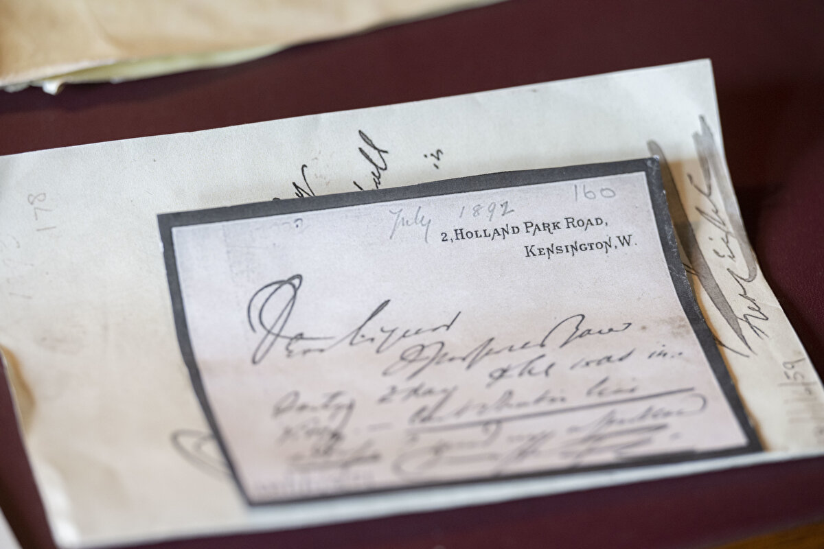 Suriye, Mısır ve İran'dan getirilen pek çok eserin yanı sıra Viktorya dönemini yansıtan eşyalar, resimler ve sanatçının kendisine ait kişisel eşyaları evi süslerken Arap Salonu, sanat ve mimarînin kalıcı gücünün bir kanıtı olmaya devam ediyor.