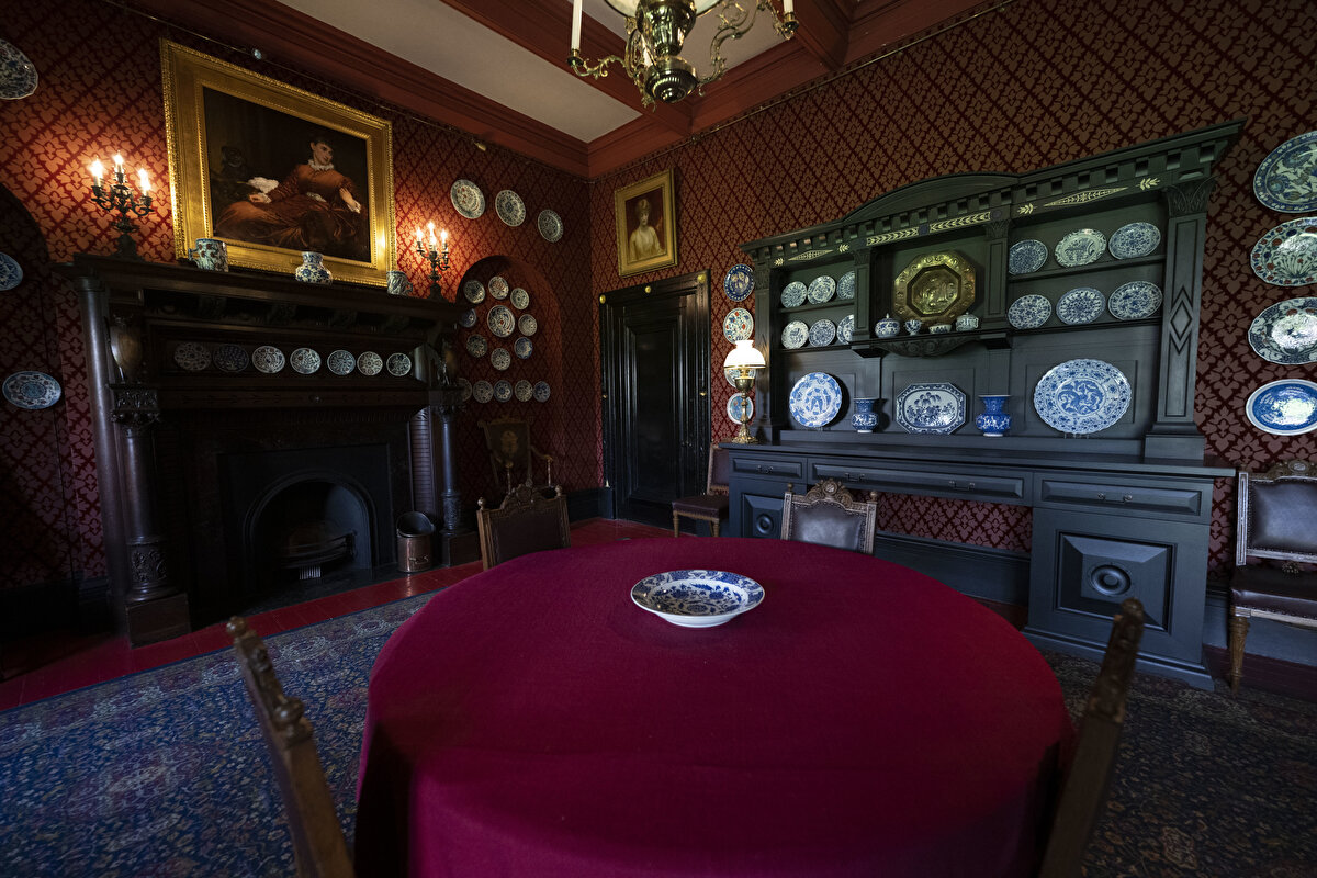 Kubbenin dışı, Mısır, Suriye ve Türkiye'deki cami ve türbelerin kubbelerinde tipik olarak bulunan bir üslupla tepesinde bir hilal bulunan metal bir kuleye sahiptir. Salonun ihtişamını, yıldızlar ve hilallerden oluşan bir mozaikle süslenmiş büyüleyici kubbeli tavan, tamamlamaktadır.​