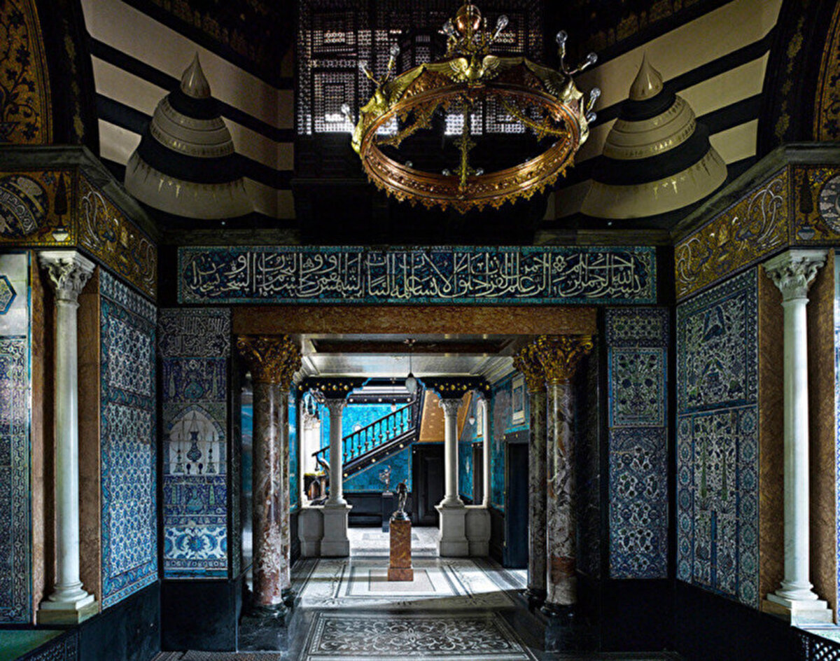 Dizaynı Leighton'a ait olan yapı çok renkli desenli karolar, mozaikler duvarlar ve fayanslar ile renklendirmiştir. Ayrıca, Narcissus'un bronz heykelinin ortada bulunduğu holün etrafı mermer sütunlarla çevrilidir.  Narcissus Holü'nün oluşturması da sanatçının Antik Roma'ya olan ilgisini kanıtlar niteliktedir. Bu hole bakan cephenin duvarında ise Rahman Suresi'nin yazılı olduğu çiniler bulunuyor.