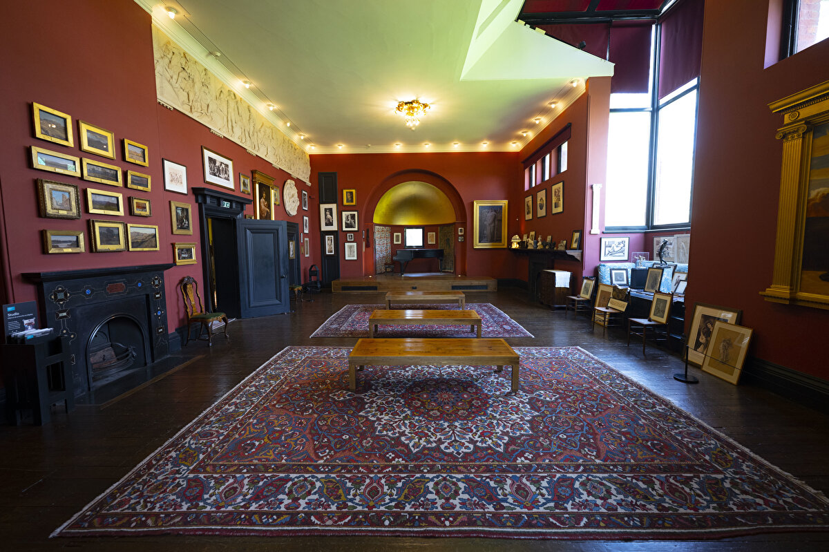 Özellikle İstanbul ve Bursa gezilerinde gördüğü Osmanlı çini sanatının muhteşem örneklerinden çok etkilenmiş. Ayrıca Leighton'ın "Arap Salonu"nu tasarlarken İstanbul'daki Rüstem Paşa Camii ve Topkapı Sarayı'ndan ilham aldığına inanılıyor.​ Bütün bunlar, Leighton'ın tek bir kaynaktan değil çeşitli kaynaklardan etkilendiğini göstermektedir.