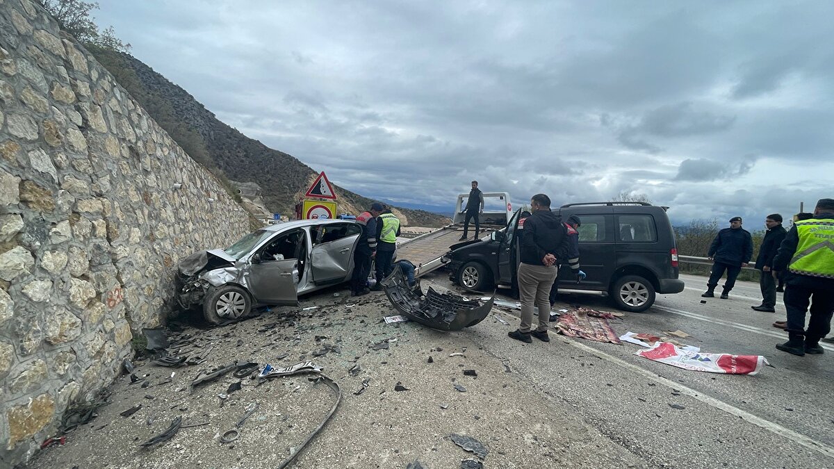 Çarpışmanın etkisiyle savrulan otomobil, istinat duvarına çarparak durdu. Kazada, üç kişi yaşamını yitirdi, iki kişi yaralandı.