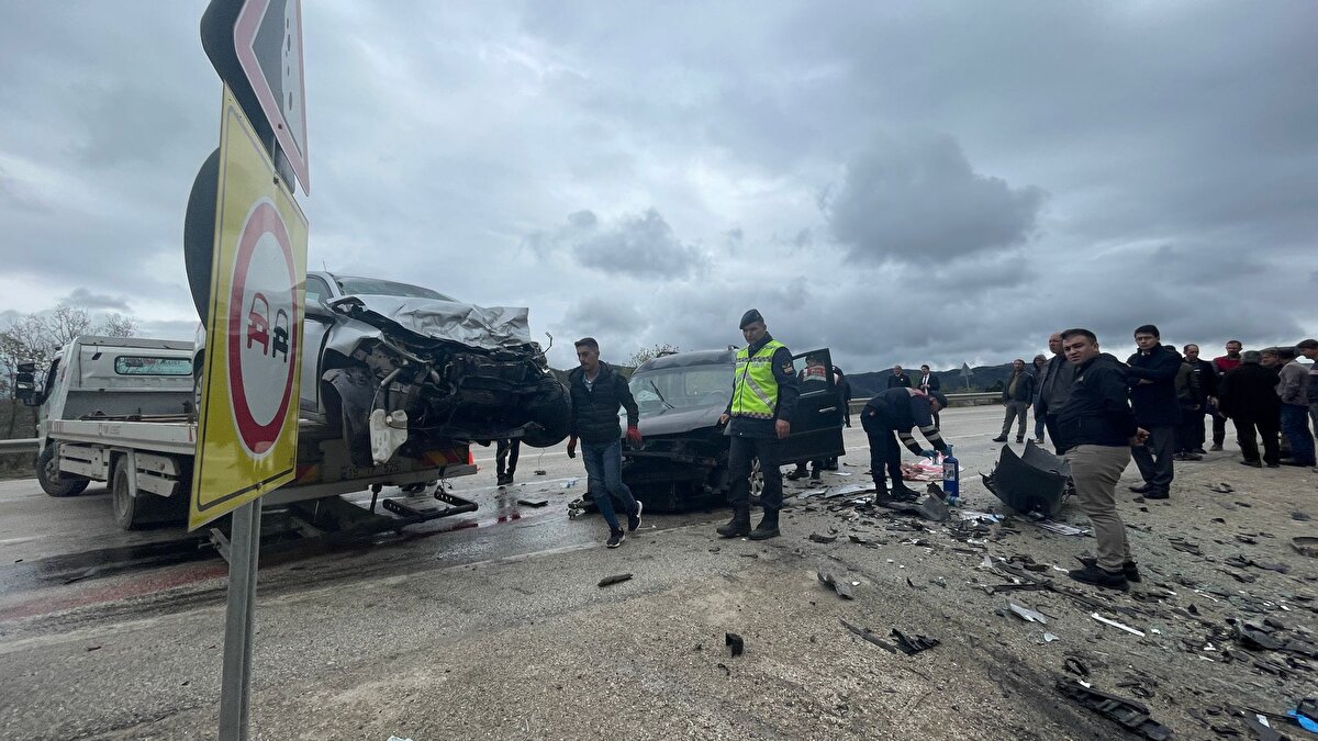 Yaralılar, sağlık ekiplerince kentteki hastanelere kaldırıldı.