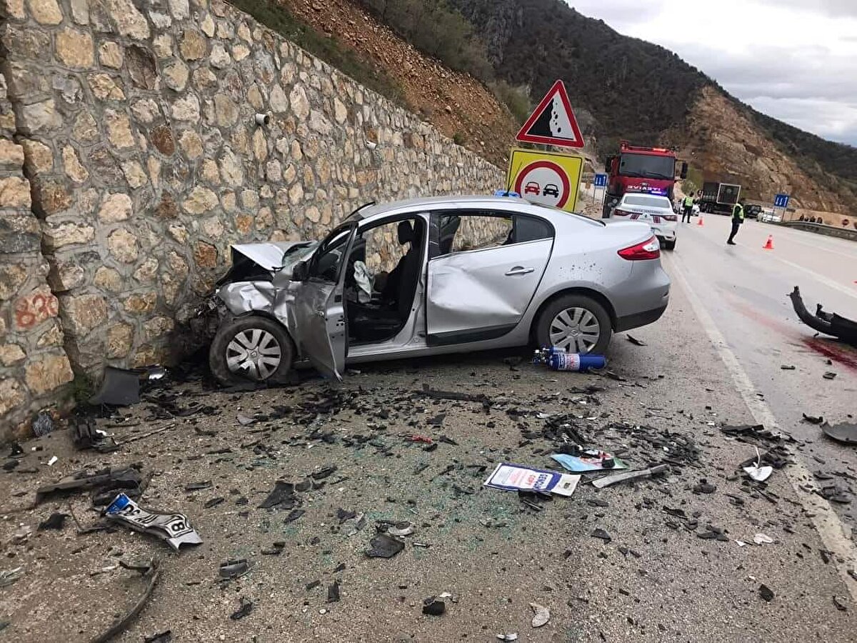 İtfaiye ekipleri, yolda temizlik çalışması başlattı.<br><br><br>Jandarmanın önlem aldığı yolda trafik kontrollü sağlanıyor.