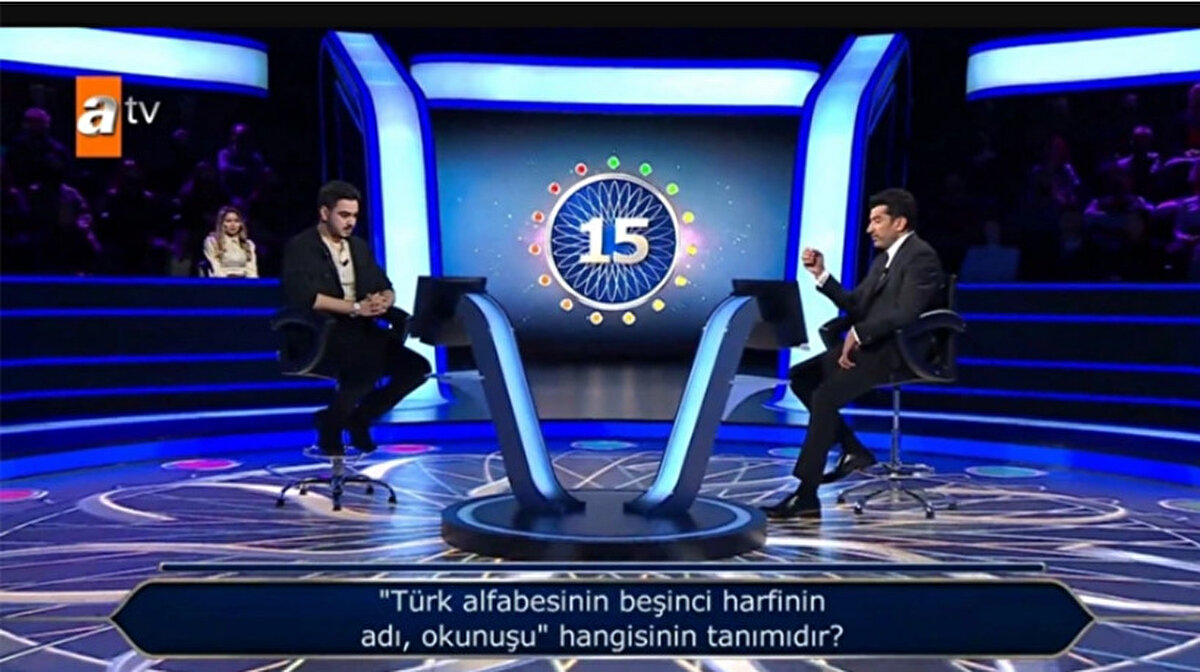 ALFABE SORUSUNDA TAKILDI<br><br>Yarışmacının ikinci soruda karşısına, "Türk alfabesinin beşinci harfinin adı, okunuşu hangisinin tanımıdır?" sorusu çıktı.
