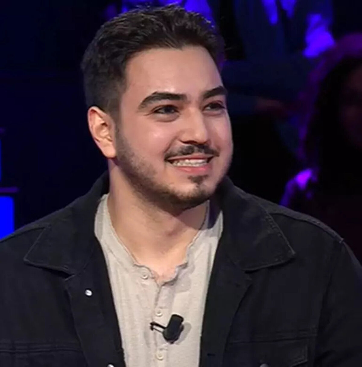 Türk televizyonlarının uzun soluklu bilgi yarışması 'Kim Milyoner Olmak İster?'in yeni bölümünde dikkat çeken anlar yaşandı. ATV'nin fenomen programında bu hafta yine izleyiciyi ekran başına kilitledi.<br><br>Kim Milyoner Olmak İster'de Ali Eren Şeker isimli yarışmacı ilk baraja kadar başarılı bir performans sergiledi. Boğaziçi Üniversitesi Yönetim Bilişim Sistemleri üçüncü sınıf öğrencisi yarışmacı, ikinci ve baraj sorusunda neredeyse eleniyordu.<br><br>