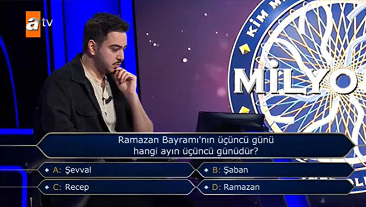 SEKİZİNCİ SORUDA ELENDİ<br><br>Bu soruyu geçen yarışmacı sekizinci soruya kadar geldi. Yarışmacıya "Ramazan Bayramı'nın üçüncü günü hangi ayın üçüncü günüdür?" sorusu soruldu<br><br> 'D' şıkkı Ramazan'ı seçen Ali Eren Şeker, bu soruda elendi. Sorunun doğru cevabı ise 'A' şıkkı Şevval olacaktı. <br><br>