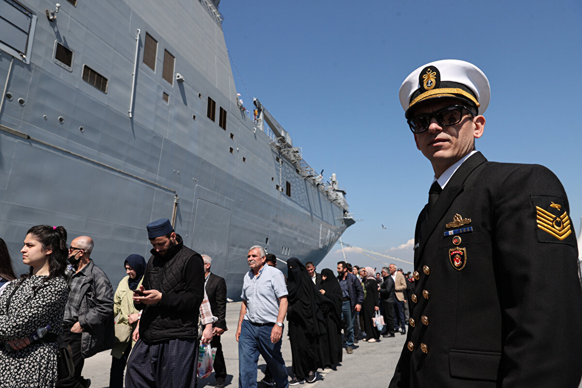 Vatandaşların yoğun ilgi gösterdiği gemiyi ziyarete gelenler gruplar halinde içeri alındı. Gemiyi gezen vatandaşlar, askeri araçları inceledi, SİHA ve helikopterlerin bulunduğu güverteye çıktı.<br><br>