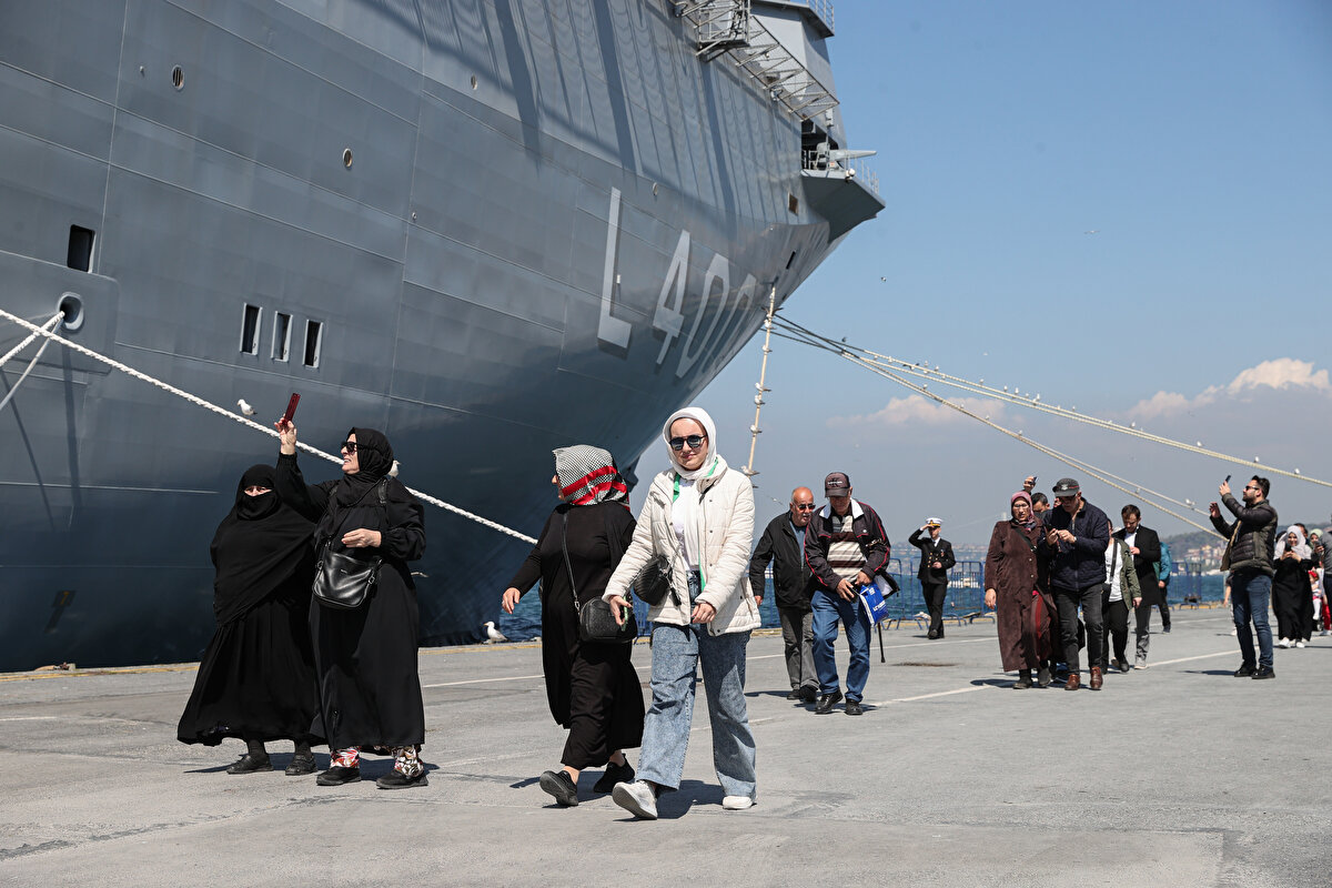 Pendik'ten eşiyle gelen Raife Hasanoğlu da "Heyecanlıyım, gururluyum, çok mutluyum. Çok merak ediyordum. Eşimle de konuşuyorduk, bitse de gezsek, diye." şeklinde konuştu.<br><br>