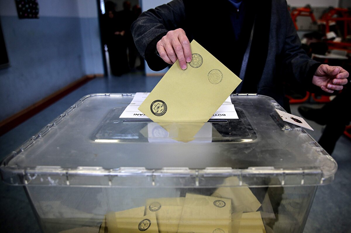 Bazı siyasi partiler, "Cumhur", "Millet", "Ata", "Emek ve Özgürlük" ve "Sosyalist Güç Birliği" ittifakları adı altında 5 ayrı ittifakla seçime girme kararı aldı.<br><br>Bu kapsamda, AK Parti, MHP, BBP ve Yeniden Refah Partisi, "Cumhur İttifakı" adıyla seçime katılıyor.