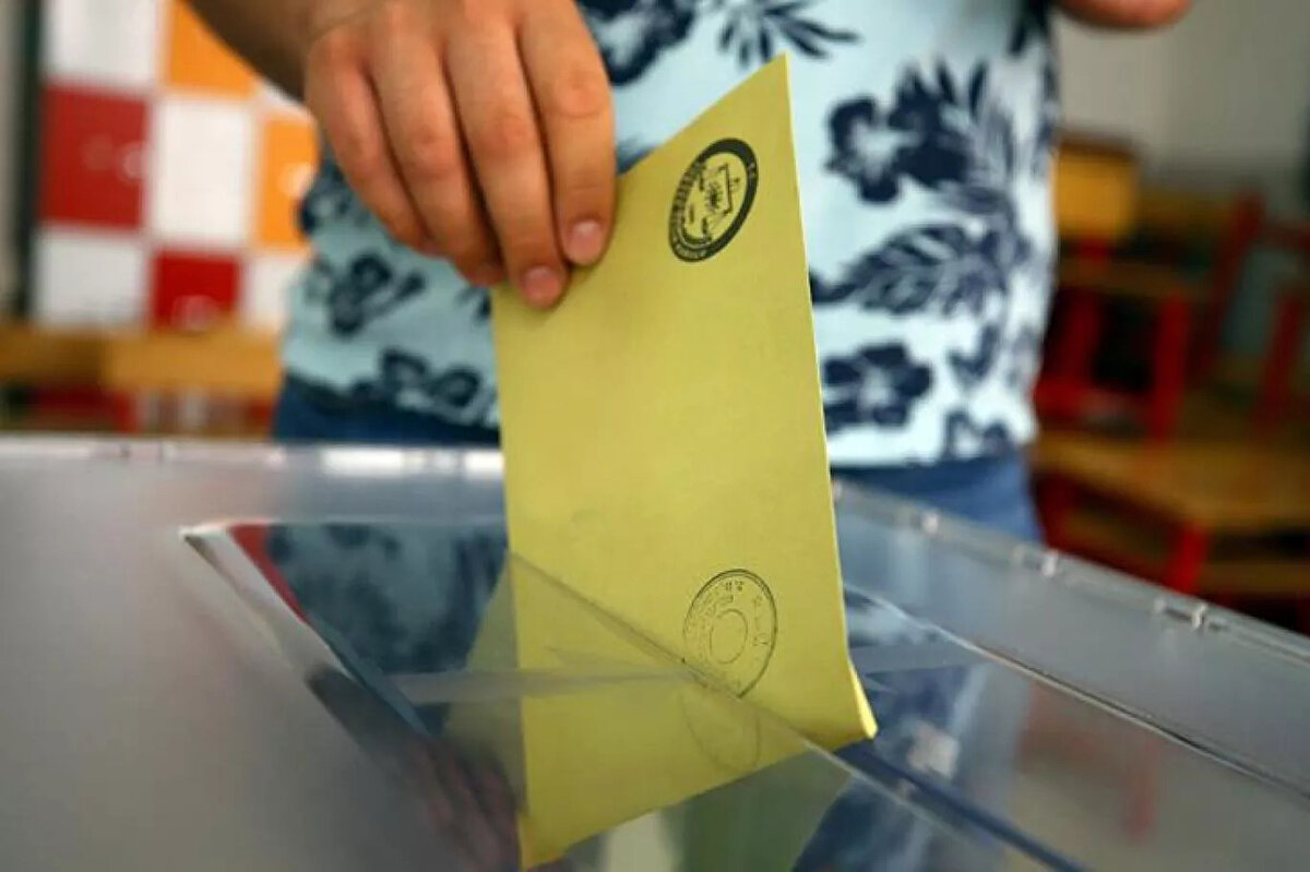 "Millet İttifakı"nı, CHP, İYİ Parti, Saadet Partisi, Gelecek Partisi, Demokrasi ve Atılım Partisi (DEVA Partisi) ile Demokrat Parti oluşturdu.<br><br>Yeşiller ve Sol Gelecek Partisi (Yeşil Sol Parti) ile Türkiye İşçi Partisi (TİP), "Emek ve Özgürlük İttifakı" adı altına seçime giriyor. Anayasa Mahkemesinde açılan kapatılması istemli davada süreç devam eden HDP de Yeşil Sol Parti listelerinden seçime katılıyor.<br><br>Zafer Partisi ve Adalet Partisi, "Ata" ittifakı adı altında, Türkiye Komünist Partisi, Türkiye Komünist Hareketi ve Sol Parti ise "Sosyalist Güç Birliği İttifakı" adı altında seçime giriyor.<br><br>TÜRKİYE GENELİ, 87 SEÇİM ÇEVRESİ<br>Seçime giren partilerden AK Parti, BBP, Hak ve Özgürlükler Partisi, Halkın Kurtuluş Partisi, Memleket Partisi, Millet Partisi, MHP, Sol Parti, Türkiye Komünist Hareketi, Türkiye Komünist Partisi, Vatan Partisi, Yeniden Refah Partisi, Yeşiller ve Sol Gelecek Partisi 87 seçim çevresinin tümünde seçime katılıyor.<br><br>CHP 80, İYİ Parti 78, Zafer Partisi 75, Yenilik Partisi 74, Genç Parti 72, Adalet Partisi 67, Anavatan Partisi 63, Güç Birliği Partisi 59, Türkiye İşçi Partisi 55, Milli Yol Partisi 49, Adalet Birlik Partisi ise 47 seçim çevresinde seçime giriyor.