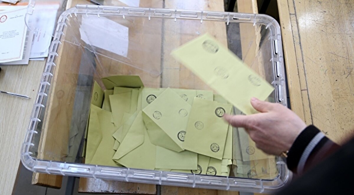 Kahramanmaraş merkezli depremlerden etkilenen illerden taşınan seçmenler, adresi kayıtlarını aldırdı. Seçmenler, adres kaydını nereye aldırırsa orada oy kullanacak, oylar o seçim çevresi için sayılacak. Deprem bölgesinden yaklaşık 133 bin seçmen diğer illere kayıtlarını aldırdı.<br><br>Deprem bölgesindeki faaliyetlerin hangi aşamada olduğunun takibi için YSK personeli ve üyelere bölgede incelemelerini sürdürüyor. Bölgede inceleme yapan Kurul üyeleri, sandık kurulacak alanlarda problem bulunup bulunmadığı ve varsa problemlerin çözümü için gerekli çalışmaları yapıyor.