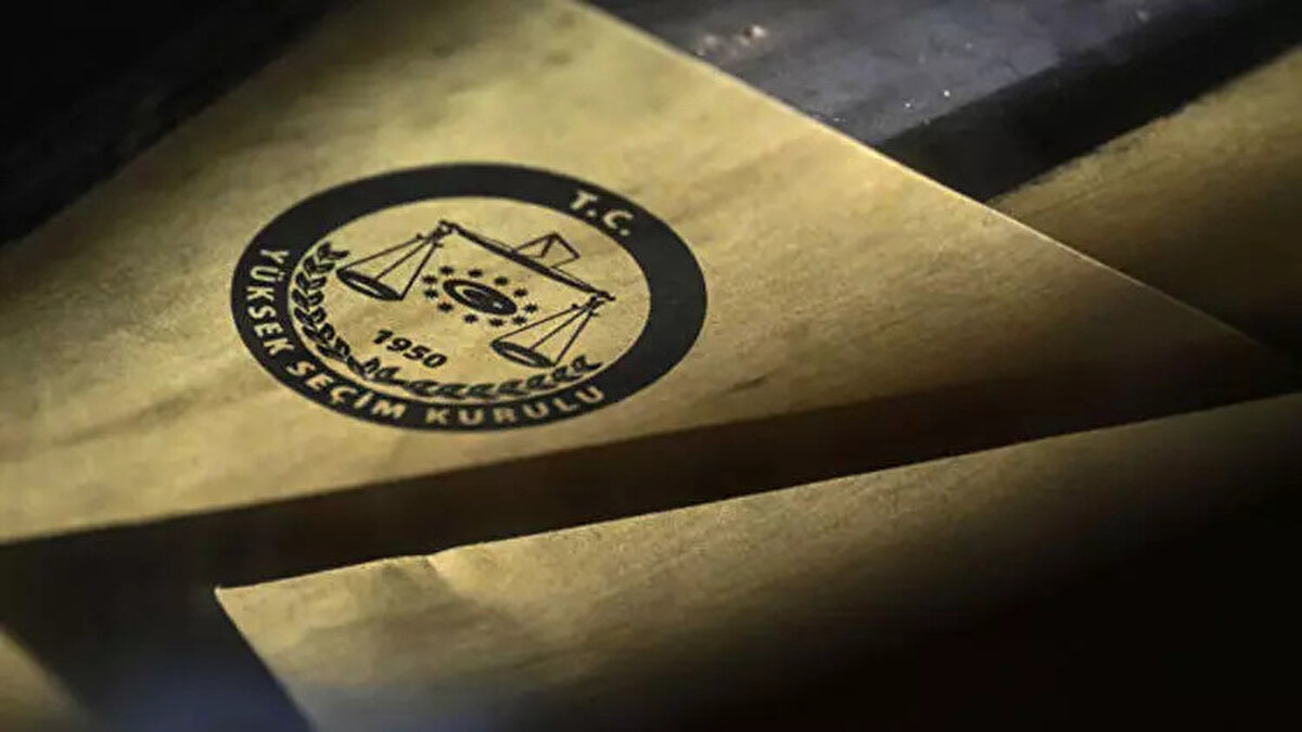 PARTİLER, SEÇİME KATILMADIKLARI ÇEVRELERDE SANDIK KURULU ÜYESİ VEREMEYECEK <br>Oyların sayım dökümünü yapacak sandık kurullarının oluşumuyla ilgili yeni bir karar alındı.<br><br>Seçimlerin Temel Hükümleri ve Seçmen Kütükleri Hakkındaki Kanun'un ilgili maddesi gereği, son seçimlerde kendi listesinden yasama meclislerinden birine seçilmiş en az bir üyeye sahip olan veya YSK tarafından tespit ve ilan edilen siyasi partilerden, o il ve ilçede teşkilatı bulunanlar, il ve ilçe seçim kurullarında birer temsilci bulundurma hakkına sahip. Kanuna göre, o seçim çevresinde seçime katılmayan partilerin bu kurullarda temsilci bulundurma hakları sona eriyor.<br><br>YSK, konuyla ilgili yapılan başvurularda, bu madde kapsamında karar verdi. Buna göre, bazı seçim çevrelerinde seçime katılmayan partiler, bu kurullarda temsilci bulunduramayacak. YSK'nın son kararıyla, bu düzenleme yurt dışı sandık kurulları için de geçerli olacak.