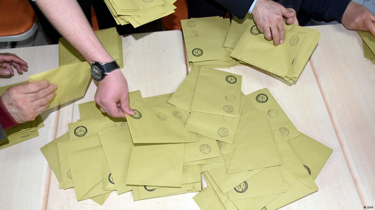 YURT DIŞINDA SEÇİM<br>75 ülke ve 156 yerdeki yurt dışı temsilciliğinde sandık kurulları oluşturuldu.<br><br>Gümrük kapılarında ve yurt dışı temsilciliklerinde 27 Nisan 2023 Perşembe günü oy verme işlemi başlayacak. Gümrük kapılarında oy verme 14 Mayıs 2023 Pazar günü saat 17.00'de bitecek. Yurt dışı temsilciliklerde ise oy verme işlemi, 9 Mayıs'ta sona erecek. Yurt dışı seçmen kütüğüne kayıtlı seçmenler, tatil günleri dahil 24 saat süreyle oy kullanılabilecek.<br><br>Gümrüklerde ise 4 bin 671 gümrük sandık kurulu kuruldu. Yurt dışında, 3 milyon 416 bin 98 seçmen oy kullanacak. Yurt dışında ilk kez oy kullanacak seçmen sayısı ise 277 bin 646.<br><br>