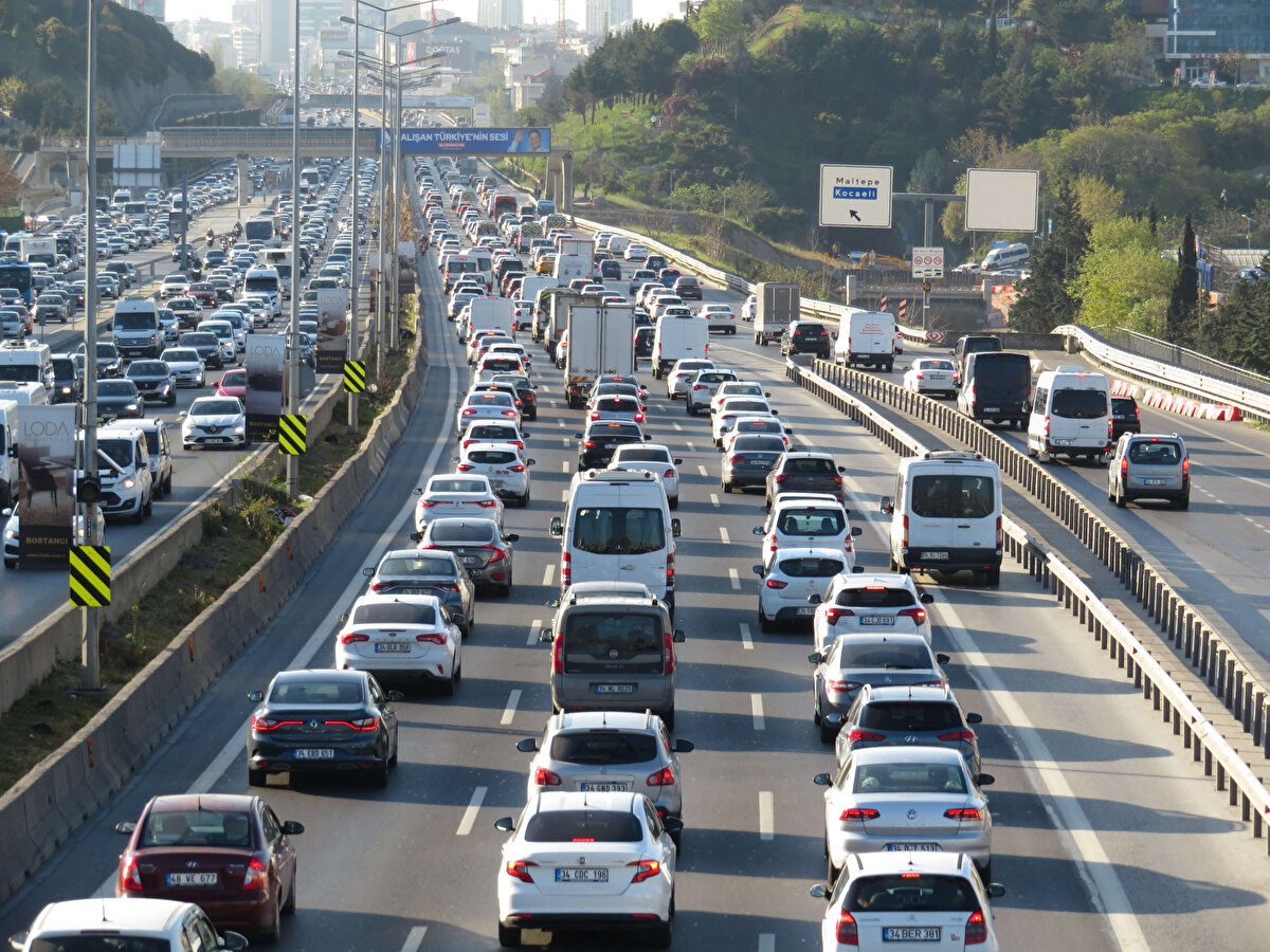 Öte yandan işe ve okula gitmek için toplu taşıma araçlarını kullanmak isteyen vatandaşlar duraklarda yoğunluk oluşturdu. 