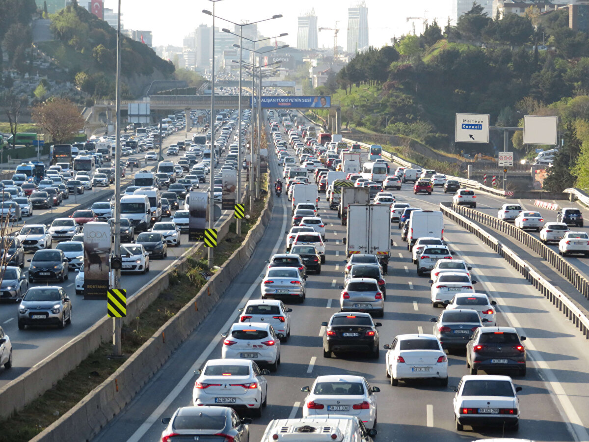 Kadıköy D-100 karayolunda seyir halinde olan araçlar ilerlemekte güçlük çekti.
