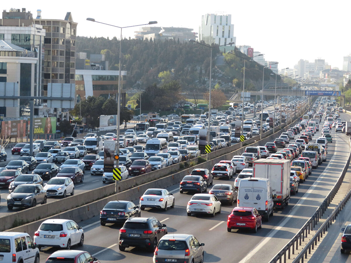 İşe gitmek isteyen vatandaşlar ve okul servislerinin trafiğe çıkmasıyla birlikte trafik yoğunluğu saat 08.15 sıralarında İstanbul Cep Trafik uygulamasında yüzde 55 seviyelerini gösterdi.