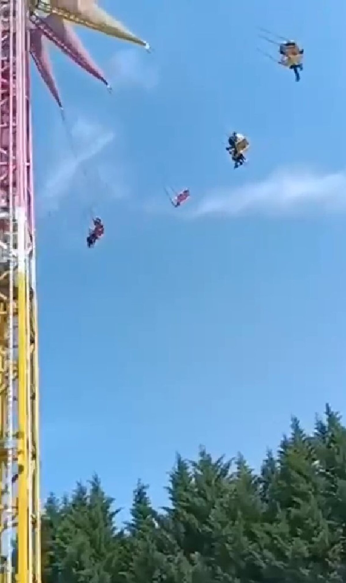 Salıncakların birbirine karışması ve ağaca çarpma anı kameralara saniye saniye yansıdı. Olayla ilgili tahkikat başlatıldı.<br><br>