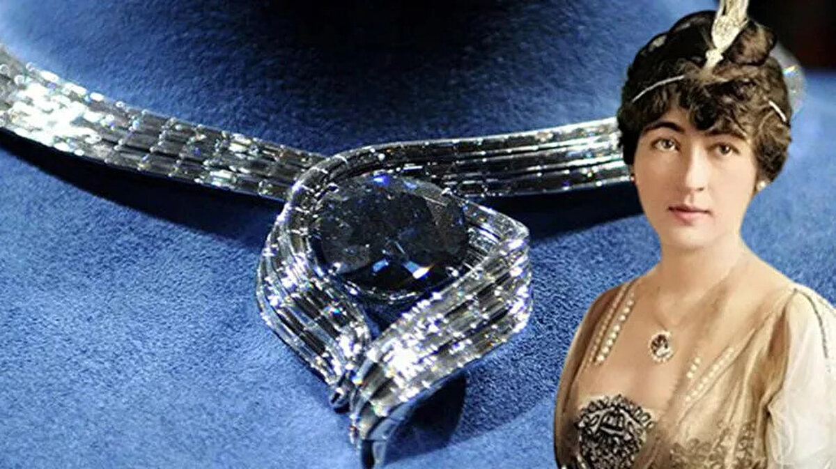 Taşın Şiva'nın alnından çıkarılmasıyla ilgili birçok rivayet olsa da bilinen en yaygın inanış, taşın bir hırsız tarafından çalındığı ve sonrasında elden ele dolaşarak dönemin değerli taş tüccarlarından Jean-Baptiste Tavernier'in eline geçmesiydi. İşini bilen bu tüccarın, Mavi Elmas'ı elindeki birçok değerli taşla birlikte Fransa'nın popüler kralı 14. Louis'ye sattığı biliniyor. <br><br>