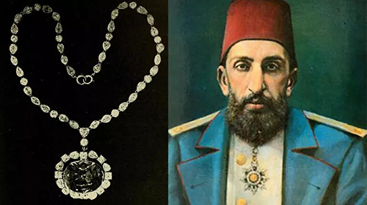 II. ABDÜLHAMİD DE NASİBİNİ ALDI<br><br>Hope Elması'na sahip olan kişiler arasında kıymetli taşlara ilgi duyduğu bilinen Osmanlı sultanı II. Abdülhamid de var. Mücevher düşkünü II. Abdülhamit, 1908’de yarım milyon dolara, methini duyduğu Hope Elması’nı satın aldı. Ancak ertesi yıl tahttan indirildi. Mavi Elmas'ı Osmanlı sultanına veren Rum kuyumcu da bir kazada hayatını kaybetti.