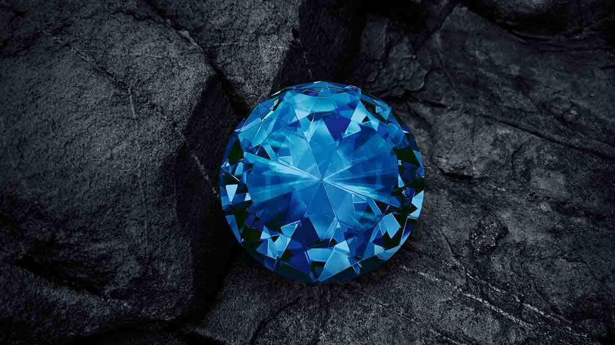 PEŞ PEŞE ÖLÜMLER YAŞANDI<br><br>Rivayete göre tüccar elindeki taşı krala sattıktan sonra ansızın hayatını kaybetti. Kral ise taşın büyüklüğünden şikâyet ederek daha taşınabilir bir hale getirmek istedi. Bunun üzerine Hope Elması'nı parçalara ayrılıp takı yapılmasını emretti ve daha sonra peş peşe ölümler yaşanmaya başlandı. Kral önce oğlunu sonra erkek kardeşini ve daha sonra ailesinden birçok kişiyi peş peşe kaybetti. Elmasın lanetini fark eden kral taşı boynundan söküp attı ancak kısa bir zaman sonra kangren olarak öldü. Olayın ardından taşın laneti giderek daha çok kişi tarafından bilinir hale geldi. Fakat batıl inanç dinlemeyen ve taşın gösterişine aldanan birçok kişi bu mücevhere sahip olmak istedi.<br><br><br>14. Louis'den sonra bu taş Kral 16. Louis ve eşi Marie Antoinette'in oldu. İkilinin giyotinle ölüme gitmiş olması da "Bu taş lanetli mi?" sorusuna bir cevap olarak verilen ilginç detaylar arasındaki yerini aldı.<br><br>Mavi Elmas elden ele dolaşırken 19. yüzyılın başında Fransa'da kraliyet mülkünden bu taş ve beraberinde birçok değerli taş çalındı. Olaydan kısa bir süre sonra taşlar İngiltere'de ortaya çıktı. Bir elmas tüccarının eline geçen bu taşın laneti bitmek bilmediğinden elmasın yeni sahibi Hendriks Falls da kısa bir süre içinde yaşamına son verdi. 1830'lu yıllara gelindiğinde ise Mavi Elmas, İngiliz banker Thomas Hope'un eline geçti.<br><br>Bankanın mücevher kataloğundaki elmasın adını aldığı ilk yer Thomas Hope'un kataloğu oldu. O günden bugüne dek bu değerli taş 'Hope Elması' olarak anılmaya devam ediyor.