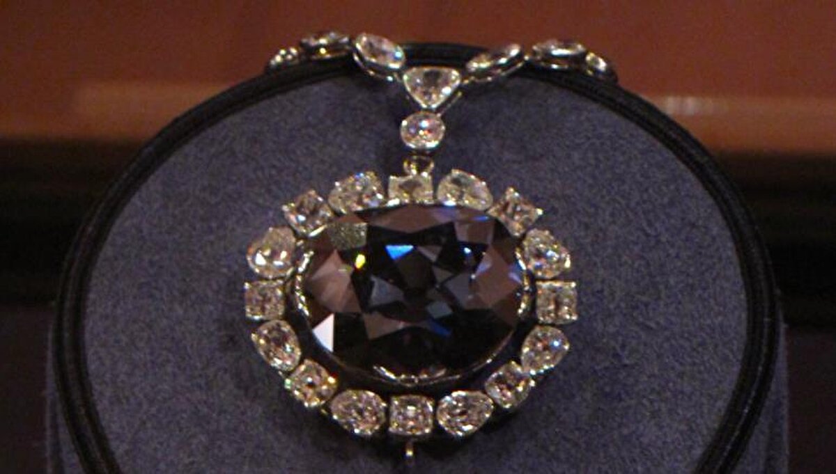 Ancak taşın önceki sahipleri gibi o da olumsuz şeylerle karşılaşmaya başladı. Kısa süre içinde 9 yaşındaki oğlunu kaybeden kadın daha sonra kızının yaşamına son vermesiyle adeta yıkıldı. Kendisini toplamaya çalışan kadın son olarak kocasının ruh ve sinir hastalıkları hastanesine yatırılmasıyla derin bir üzüntüye boğuldu. Taştan sonra hayatında peş peşe kötü şeyler yaşamaya başlayan Mclean hayatını kaybettikten sonra son olarak bu taş mücevherci Harry Winston'ın eline geçti.<br><br>Lanetine oldukça inanan taşın son sahibi Harry Winston daha fazla kişiye zarar vermemesi için Hope Elması'nı 1958 yılında ABD'deki Smithsonian Enstitüsü'ne bağışladı. Bugün hâlâ bu enstitüde sergilenen taşı görmek için ziyarete gelen yüz binlerce kişi var.