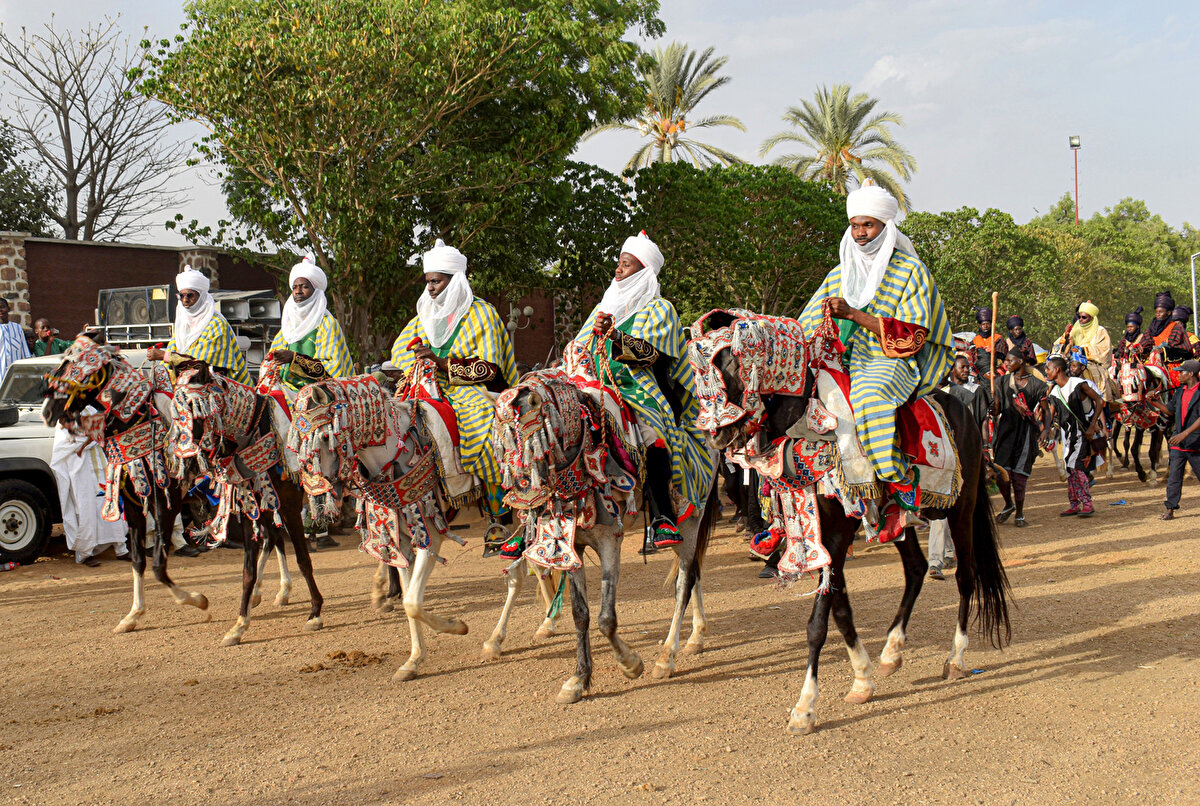 Hausa halkı dinî etkinlikler, düğün ve kültürel festivaller gibi kutlamalarda geleneksel kıyafetlere daha fazla önem veriyor. Rawaniler, Hausa toplumunda prestiji sembolize ediyor ve aynı zamanda sert hava koşullarına karşı koruma görevi görüyor.