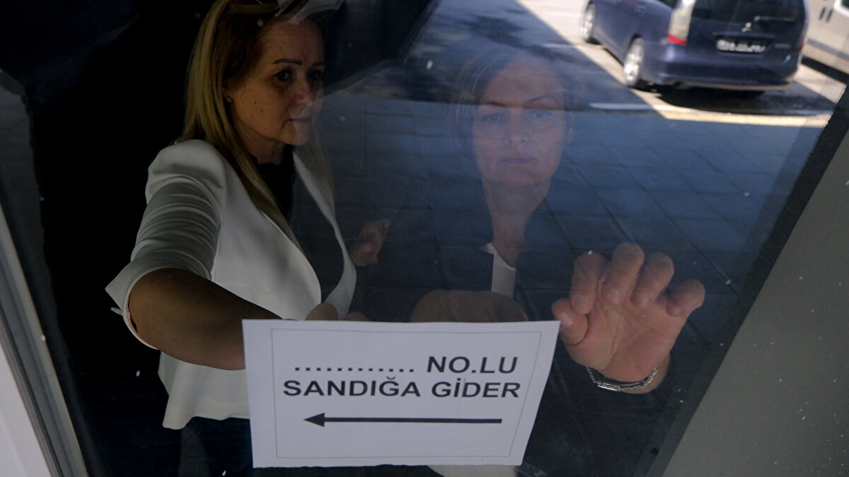 Sınır kapısında iki paravan ile bir sandık hazır hale getirildi.<br>