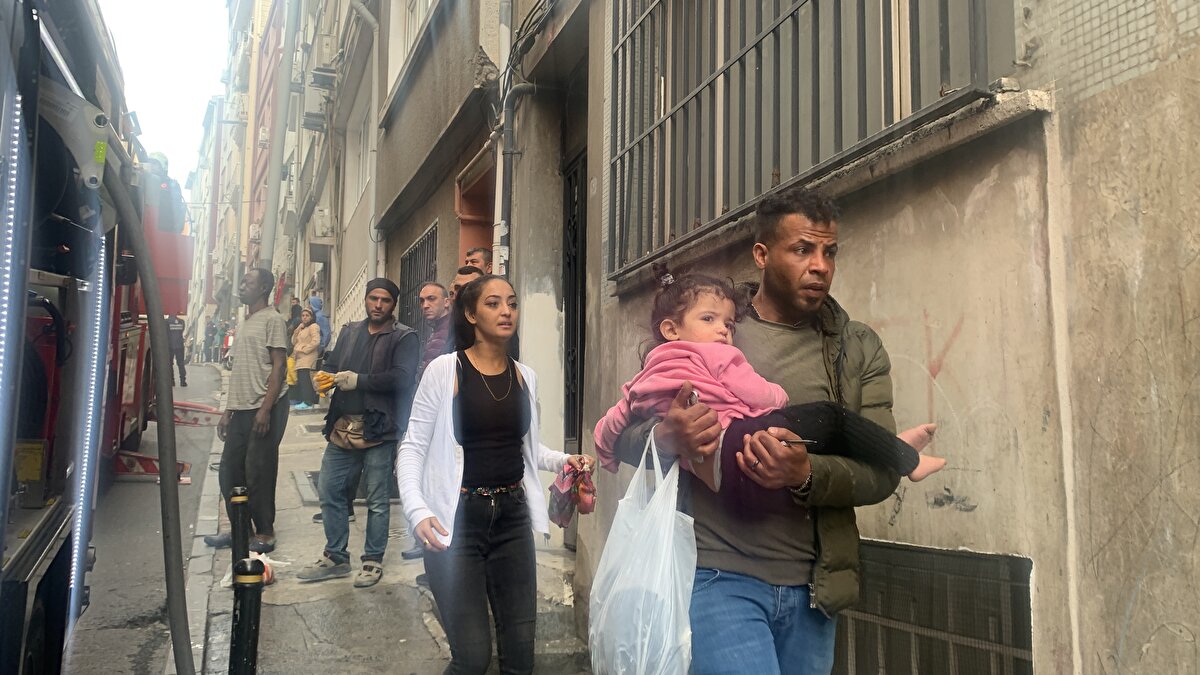 "BU ÜÇÜNCÜ YANGIN"<br>Mahalle sakini Mehmet Dursun, "Biz burada sokak sakiniyiz. Burada sahipsiz bir daire var, bu daireye yabancı uyruklu kişiler sahiplenmiş durumda. Buranın kiracısı da sahibi de değiller. Burada yaşıyorlar ve her gün buraya ne oldukları belli olmayan insanlar gelip kalıyor.