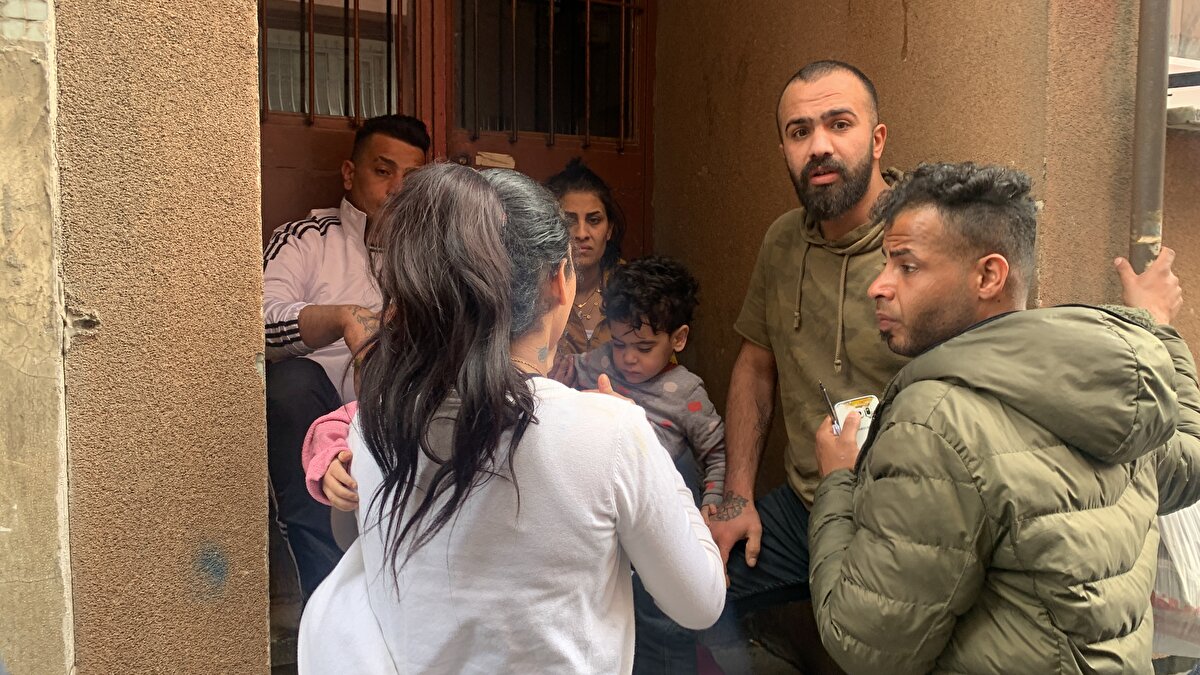 Bu dairede birkaç tane de küçük çocuk var, evdeki kişiler sürekli madde kullanan insanlar. Bu madde kullanımı sonrası kendilerini kaybediyorlar, sürekli gece yarısı sabaha kadar kavga ediyorlar ve yangın çıkarıyorlar. Bu üçüncü yangın, geçen yangında bina olarak uyandık, uyanmasak ve itfaiye çağırmasak belki o yangında biz de yanacaktık.