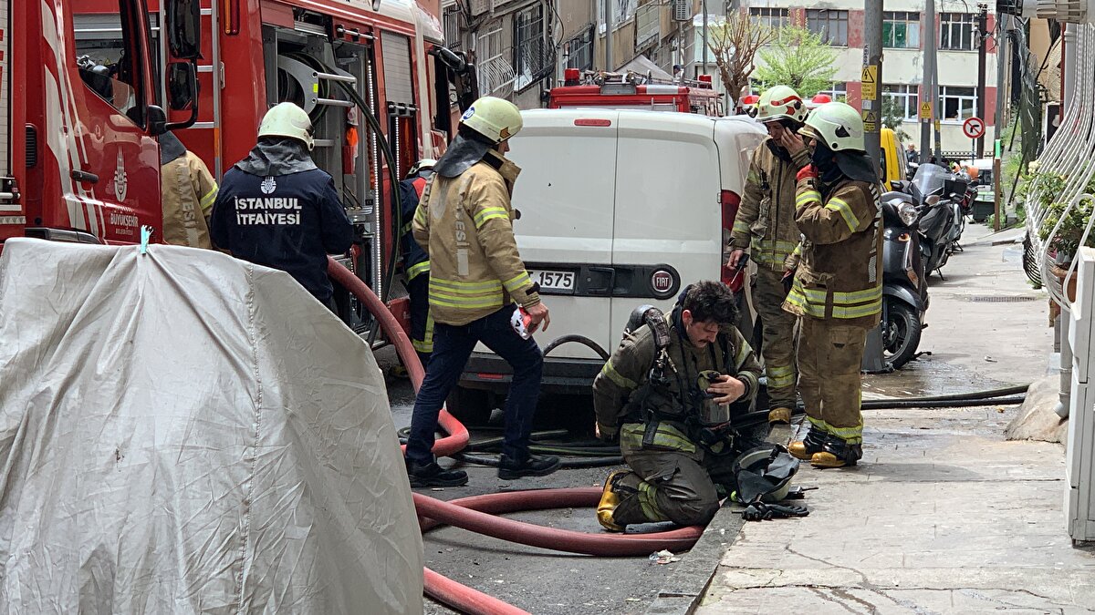 Yangın, saat 12.15 sıralarında Eskişehir Mahallesi Dericiler Sokak'taki 3 katlı binanın 1'inci katında bilinmeyen nedenle çıktı. Yoğun duman nedeniyle binada yaşayanlar evlerinde mahsur kalırken, çocukların ağlama sesini duyan arka taraftaki inşaat işçileri biri bebek 2 çocuğu kurtardı.