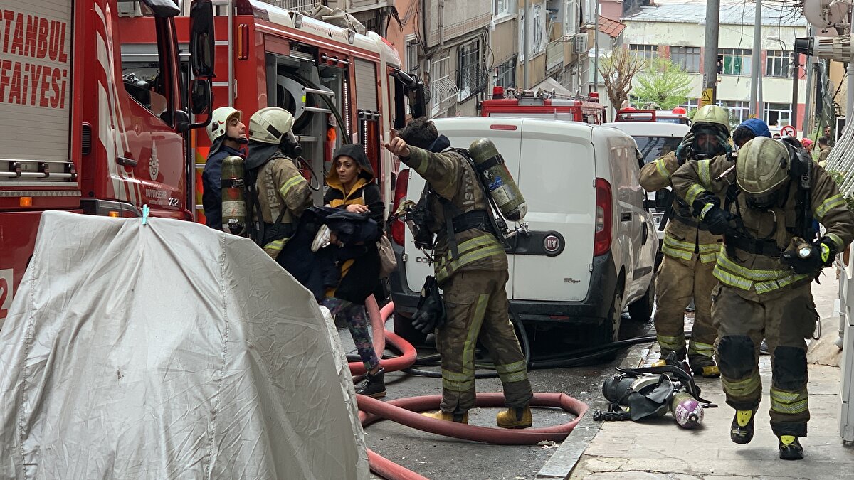 İhbar üzerine gelen itfaiye ekipleri de bir yandan yangına müdahale ederken diğer yandan binada mahsur kalan 4 kişiyi kurtardı. Söndürme çalışmaları sırasında yoğun dumandan etkilenen 1 itfaiye erine sağlık olay yerindeki ambulansta müdahale etti. Yangın itfaiye ekiplerinin yaklaşık bir saatlik çalışması sonucu söndürüldü.