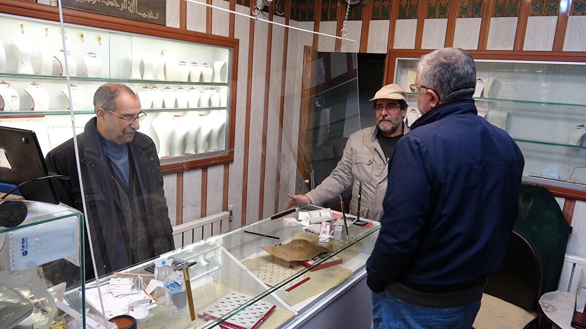 Yaklaşık 23 kilo civarında altınımızı çaldılar. Öncelikle çarşımızın trafiğe açılmasını istiyoruz. Çarşımıza bizim yaptırdığımız karakol var. Karakol yaptırdık, emniyete hediye ettik. Emniyet de tuttu, karakolu kapattı. Biz de bunun sıkıntısını yaşıyoruz. Benden önce komşumu silahla vurdular. Daha önce yine başka bir komşumu soydular. Çarşımızda MOBESE kamerası yok. MOBESE koyulmuş olsaydı; hiç olmazsa bize bunu yapan insanlar yakalanırdı" dedi.