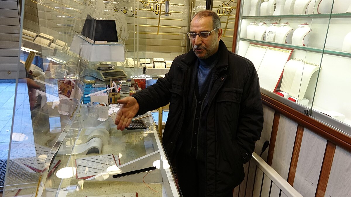 'MATKAP VE KESİCİ ALET KULLANMIŞLAR'<br>30 yıldır Taşmağazalar'da esnaflık yaptığını belirten Gürbüz Payveren, "Dükkanın kepengini açmaya çalıştım, açılmadı. Kepenk ustasını çağırdım. Elektriğin olmadığını söyledi. Bayram tatilini fırsat bilmişler. Elektriklerimizi kesmişler, kesince de kameralarımız, alarm sistemimiz devre dışı kalmış. Buraya yan taraftaki komşunun dükkanının arkasından duvarı delerek gelmiş, girmişler. Matkap ve kesici alet kullanmışlar. Kamera kayıt cihazını almış, diğer kameraları kırmış, her şeyimi almış gitmişler.