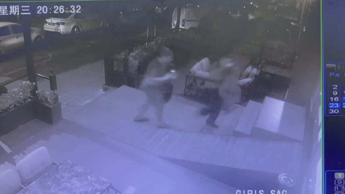  Otel çalışanlarının ihbarı üzerine sağlık ekipleri sevk edildi. Ekiplerin olay yerinde ilk müdahalesini yaptığı Rupen Harotonian, Arnavutköy Devlet Hastanesi'ne kaldırıldı. Hastanede yapılan incelemenin ardından Rupen Harotonian'in midesinde yabancı cisimler fark edildi. 