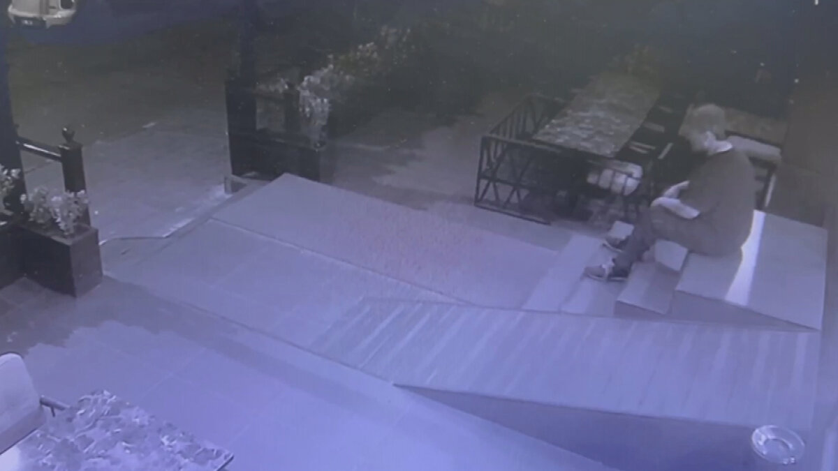 ÖLMEDEN ÖNCEKİ ANLARI KAMERADA <br>Rupen Harotonian'ın havalimanından çıktıktan sonra Arnavutköy'deki otele giriş yaptığı, fenalaştıktan sonra görevlilerden yardım istediği, kapıda acılar içinde kıvrandığı ve son olarak sağlık ekipleri eşliğinde ambulansa yürüdüğü görüntüler güvenlik kameralarına yansıdı.