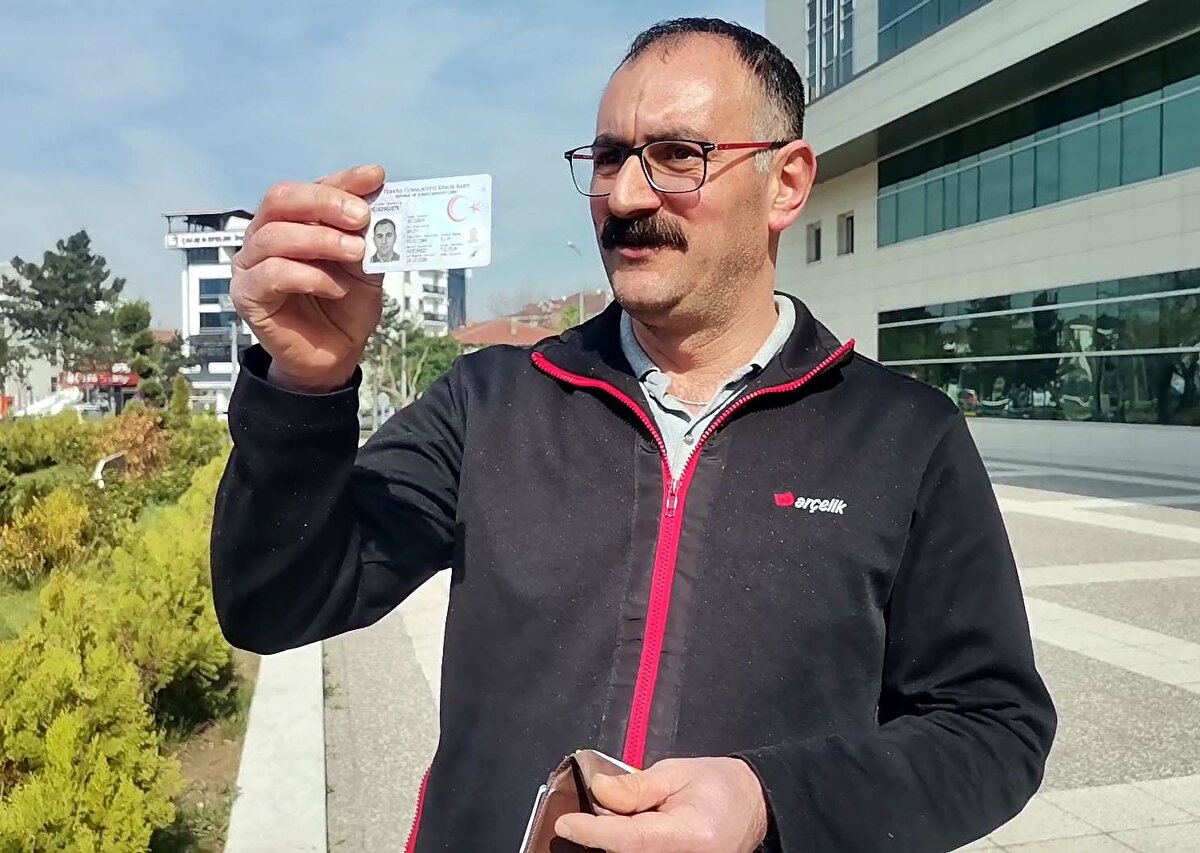 Yıldırım, şu ana kadar borçlanma gibi bir sıkıntı yaşamadığına işaret ederek, şunları söyledi:<br><br>"Bir de borç sıkıntısı çıkarsa ne yapacağım bilemiyorum. O yüzden tedbirimi alacağım artık. Salih Yıldırım isminde çok sıkıntı çekiyorum. Rahmetli dedemin ismi var. O isim de pek yok Türkiye'de. İsmi Bakır'dı. Bakır ismini koymayı düşünüyorum. Salih Bakır Yıldırım olacak. Çünkü bu işin sonu pek hayra gitmiyor."