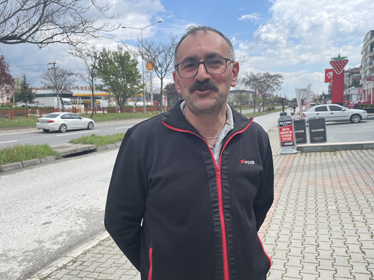 Yıldırım, askerlik çağına geldiğinde akranları vatani görevlerine giderken kendisine tebligat gelmediğini aktararak, "Bana evrak gelmedi. O zaman da Düzce'de kalıyorum. Askerlik şubesine gidiyorum. 'Sıkıntı var' diyorlar. Gidiyorum 'sıkıntı var' diyorlar. 3-4 sene geçti öyle. En son 'Malatya'ya git.' dediler, Malatya'ya gittim. Orada da 'sıkıntı var, ilçeye git' dediler. İlçeye gittim." diye konuştu.<br><br>Burada görevli yüzbaşının kimlik kontrolü yaptığını belirten Yıldırım, "Salih Yıldırım sen şehit olmuşsun, ölmüşsün.' dedi. Arşivden fotoğrafları gösterdi. Çığ düşmüş askerlerin üzerine, şehit olmuşlar. İsim benzerliği, baba adı tutuyor, anne adı tutuyor, soyadı, adı tutuyor. Genelkurmay Başkanlığı'na dilekçe yazıldı. Ölmediğimi ve yaşadığımı ispatlayana kadar 5 sene geçti. 2004'ün sonunda askere gittim." şeklinde konuştu.