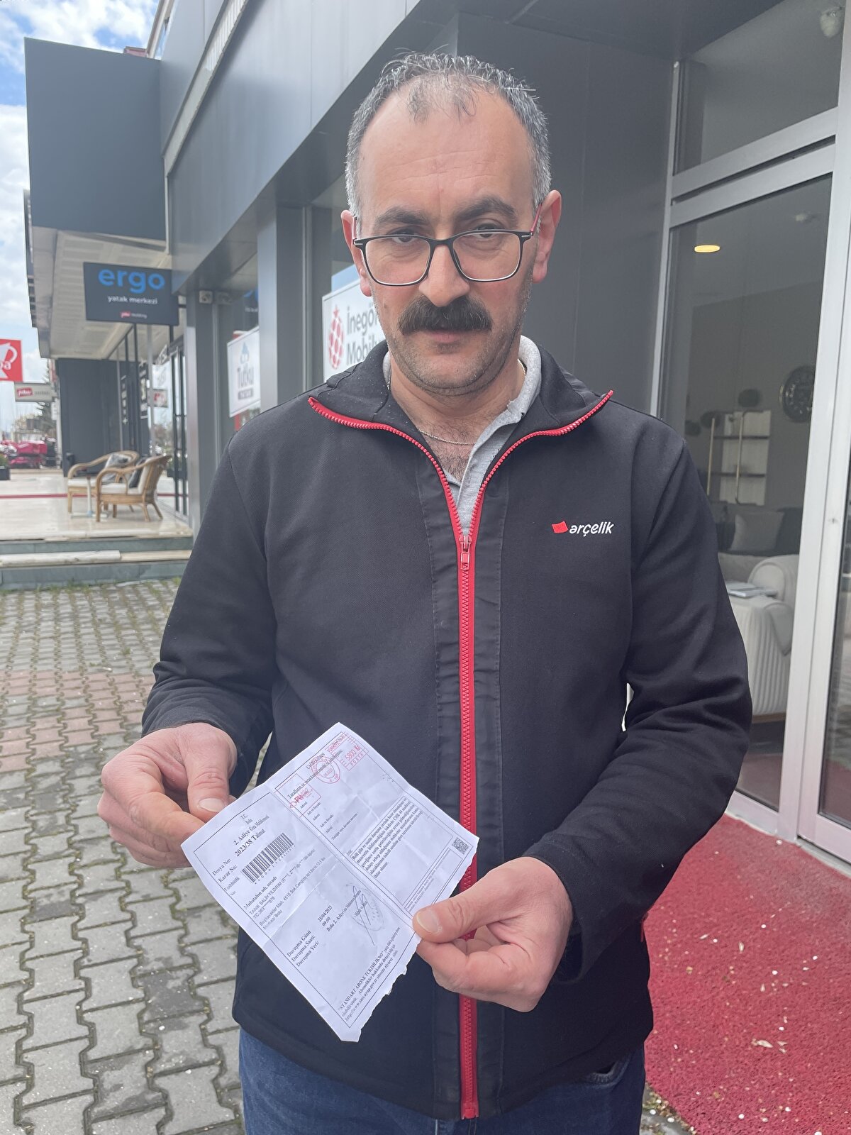 "HER SEFERİNDE MAĞDUR OLUYORUM"<br><br>Yıldırım, gitmediği illerde yaşanan olaylara şahit yazıldığını da ifade ederek, şöyle devam etti:<br><br>"İstanbul'da bir yerde lastik çalınıyor. O semte hiç gitmedim. Salih Yıldırım şahit. Kalktım, İstanbul'a gittim. Bakırköy'de adliyede olayla ilgim olmadığını anlattım. 1 ay önce tebligat gelmişti. Antalya'da taciz yaşanmış, Salih Yıldırım şahit. Ömrümde Antalya'ya gitmedim. Eğlence merkezleriyle hiç işim olmaz. Taciz olayına şahit yazmışlar. Bolu Adliyesi'nde ifade verdim. İfademde Antalya'ya hiç gitmediğimi, şahısları da hiç tanımadığımı söyledim. Sonunda ne çıkacak, başıma daha neler gelecek, bilmiyorum."