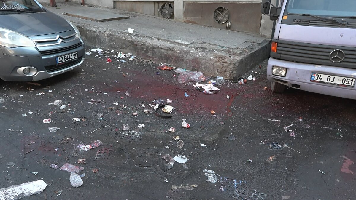 Çevredekiler durumu belediye ekiplerine bildirdi. Ekipler sıvının geliş yönünü takip ederek kaynağının tekstil atölyelerinin bulunduğu bir sokak olduğunu belirledi.<br><br>