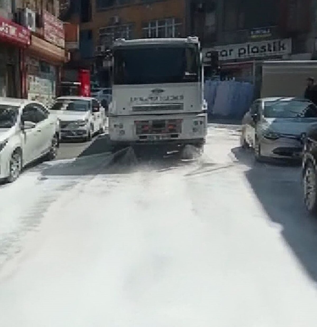 Görüntülerde bir kişinin çöp poşetlerinin bulunduğu yere bir kova bıraktığı, bir süre sonra ise kağıt toplayıcısı bir kişinin çöpteki kovayı almak için içindeki kimyasal madde benzeri tozu çöpe döktüğü anlaşıldı.<br><br>