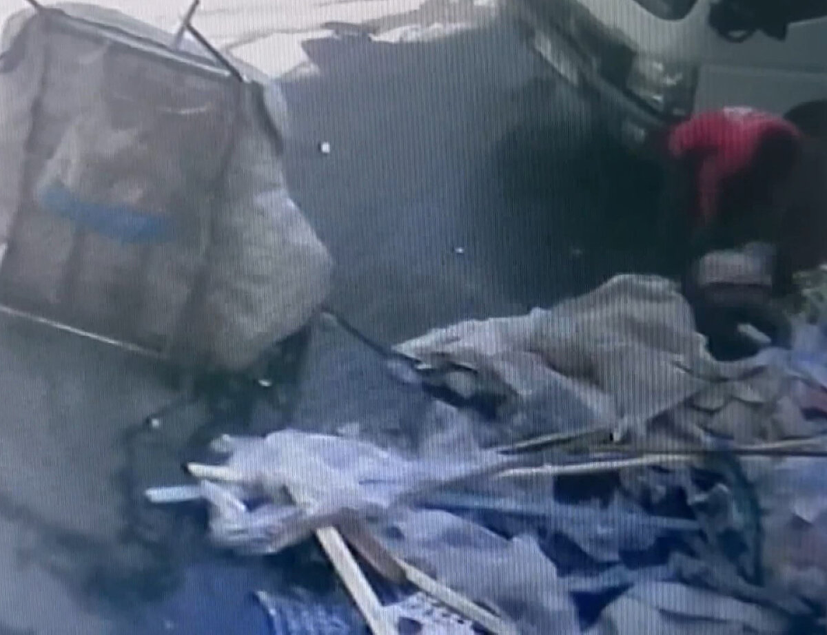 Kısa süre sonra çöplerin arasından kimyasal benzeri maddeyle birlikte kırmızı renkli sıvı, sokak üzerinden caddeye doğru akmaya başladı.<br><br>Cadde üzerinde kötü koku oluşmasının ardından çevredeki esnaf durumu Bayrampaşa Belediyesi'ne bildirdi.