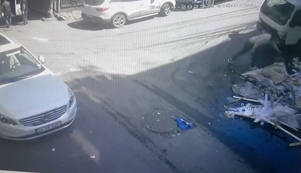 Belediyeye bağlı temizlik araçları caddeyi yıkadı.<br><br>